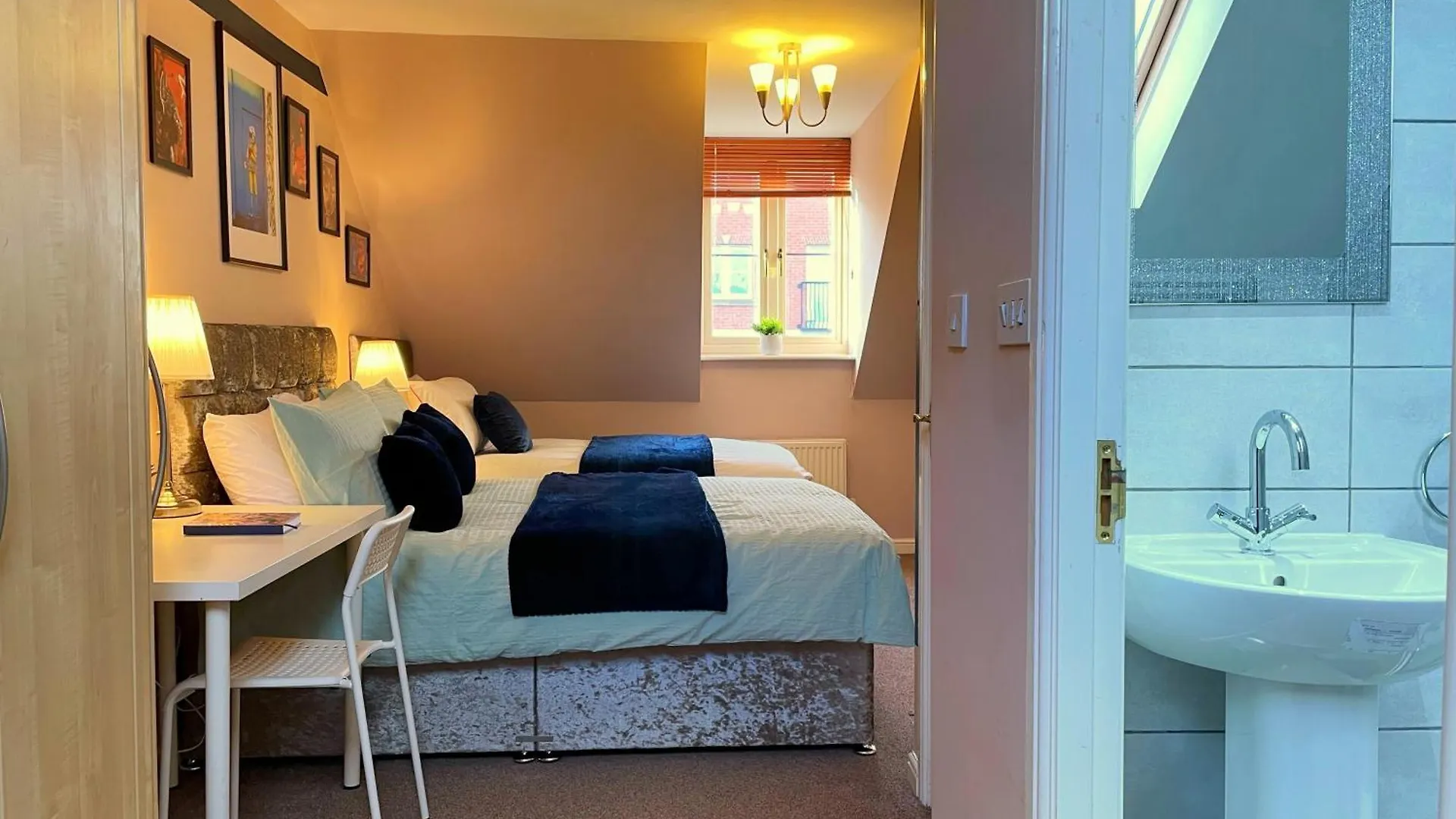 Mayflower House Barnsley-Wombwell-3 Bedrooms-2 Showers-Longer Stay- Free Parking 0*, Barnsley